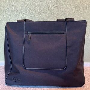 BÉIS the east to west tote